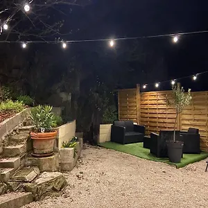https://bel-appartement-t2-tout-quip-avec-cour.inbrittany.com